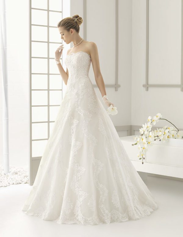 Rosa Clara Couture Damara Wedding Dress Sample Sale - Ball gown with modified sweetheart neckline, beaded lace body, organza skirt, and 3/4 sleeves details.