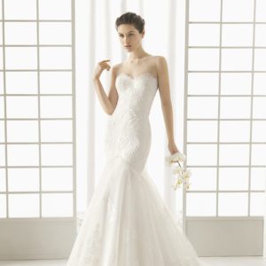 Rosa Clara Couture Don Wedding Dress Sample Sale - Stunning fit & flare dress with sweetheart neckline, low back, beaded lace bodice and lace, tulle skirt.