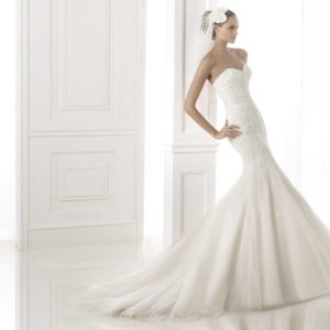 Pronovias Babia Wedding Dress Sample Sale - Mermaid style dress with a beautiful sweetheart neckline in embroidery tulle, a fitted bodice and beaded details all over.