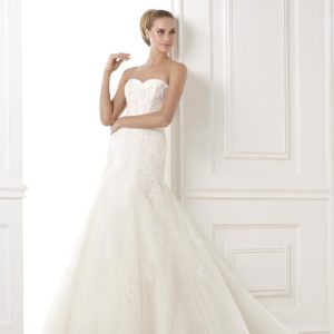 Pronovias Bimba Wedding Dress - Beautiful Fit and Flare dress, with an elegant sweetheart neckline, floral embroidery and train.