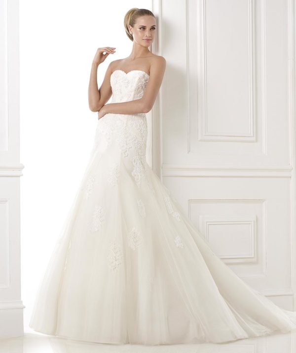 Pronovias Bimba Wedding Dress Sample Sale - Beautiful Fit and Flare dress, with an elegant sweetheart neckline, floral embroidery and train.