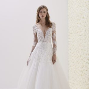 Pronovias Elwe Wedding Dress Sample Sale - Two-piece dress effect with long sleeves tattoo effect, It has a deep V-neckline cut and round open back.