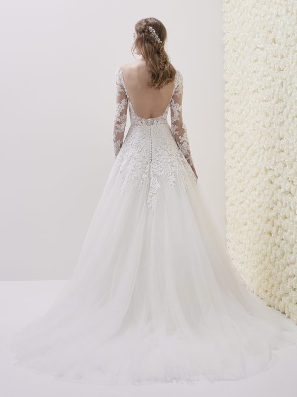 Pronovias Elwe Wedding Dress Sample Sale - Two-piece dress effect with long sleeves tattoo effect, It has a deep V-neckline cut and round open back.