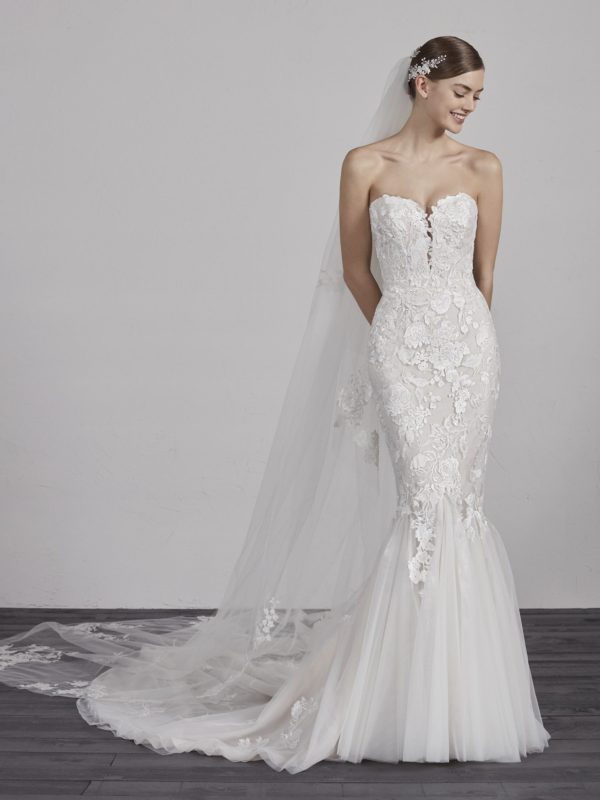 Pronovias Ercilia Wedding Dress Sample Sale - Embroidered tulle with beading, in a mermaid style dress, Fitted bodice, sweetheart neckline and train.