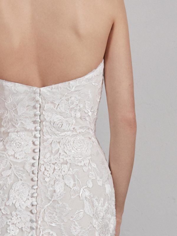 Pronovias Ercilia Wedding Dress Sample Sale - Embroidered tulle with beading, in a mermaid style dress, Fitted bodice, sweetheart neckline and train.