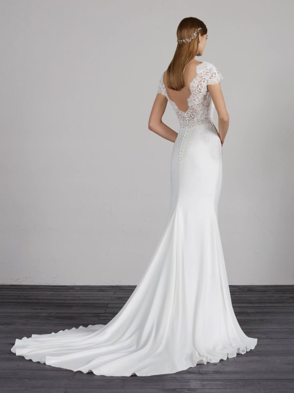 Pronovias Milady Wedding Dress - Mermaid style with lace bodice, V-neckline, open back and shot sleeves outlined by floral motifs.