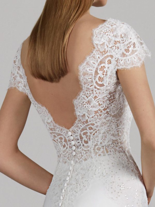 Pronovias Milady Wedding Dress - Mermaid style with lace bodice, V-neckline, open back and shot sleeves outlined by floral motifs.