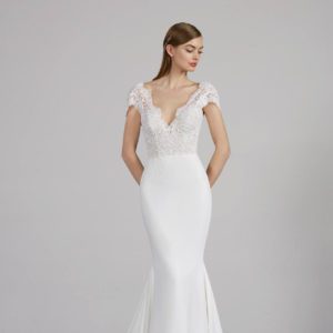 Pronovias Milady Wedding Dress - Mermaid style with lace bodice, V-neckline, open back and shot sleeves outlined by floral motifs.
