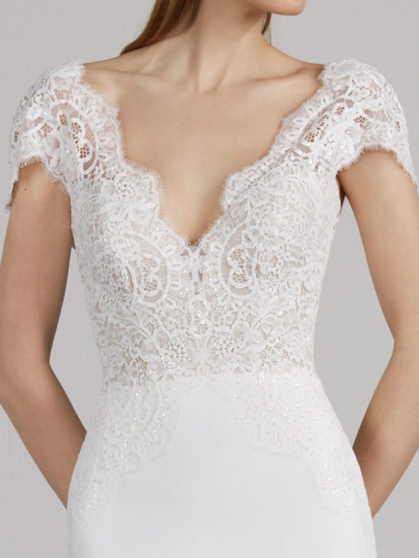 Pronovias Milady Wedding Dress - Mermaid style with lace bodice, V-neckline, open back and shot sleeves outlined by floral motifs.