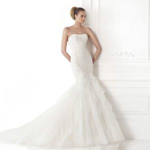 onovias Maitza Wedding Dress Sample Sale - Lace and tulle with gemstone embroidery appliqués, soft sweetheart neckline and tulle skirt with frills