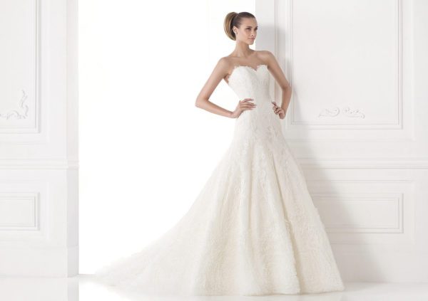 Pronovias Maive Wedding Dress Sample Sale - Fit and flare dress with sweetheart neckline, dropped waist, fitted bodice allover, pleats on skirt and train.
