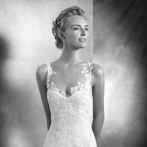 Pronovias Atelier Vanni Wedding Dress Sample Sale - Fit and flare dress with floral lace fabric, sweetheart neck, straps, low open back and long train.