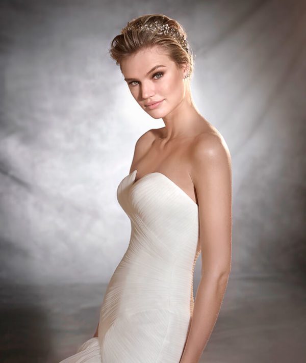 Pronovias Ontur Wedding Dress Sample Sale - Mermaid style dress with a sweetheart neckline, paillettes, tulle and a magnificent skirt with covered buttons