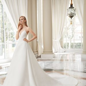 Rosa Clara Couture Maya Wedding Dress Sample Sale - Full skirt Ballgown with sensual bodice, V-neckline and hand-crafted jacket adorned with lace.