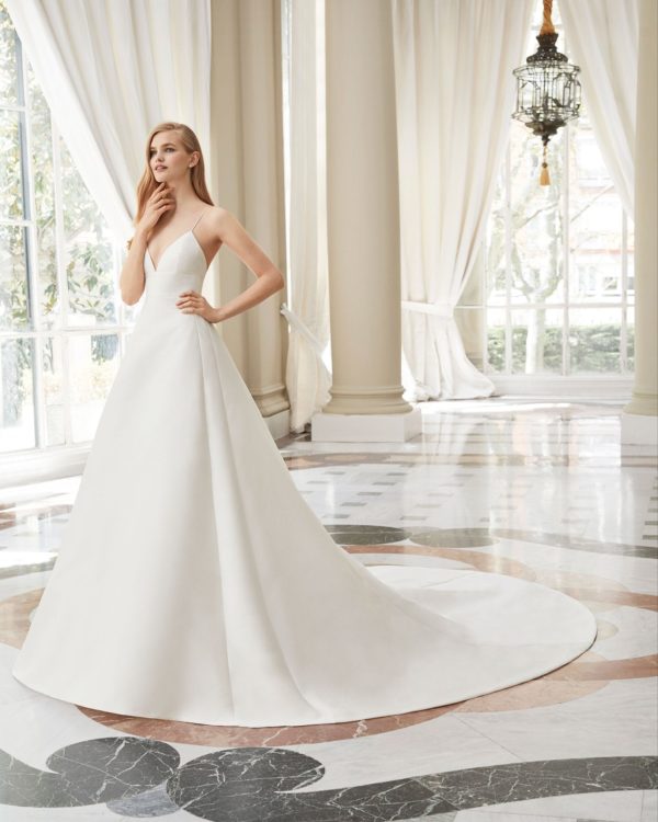 Rosa Clara Couture Maya Wedding Dress Sample Sale - Full skirt Ballgown with sensual bodice, V-neckline and hand-crafted jacket adorned with lace.