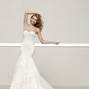 Pronovias Druida Wedding Dress Sample Sale - Mermaid design that flatters the figure with fitted bodice, sweetheart neckline, lace all over and train.