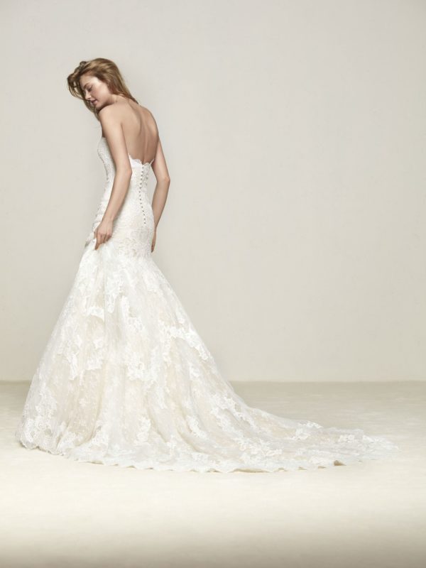 Pronovias Druida Wedding Dress Sample Sale - Mermaid design that flatters the figure with fitted bodice, sweetheart neckline, lace all over and train.