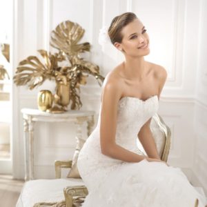 Pronovias Leiben Wedding Dress Sample Sale - Fit and flare dress with sweetheart neckline in allover lace, fitted bodice and a ruffle details on the skirt.