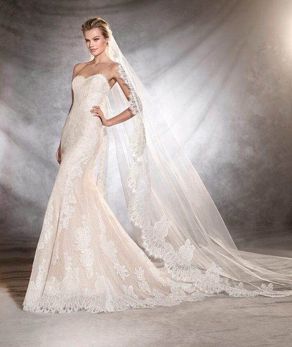 Pronovias Orlan Wedding Dress Sample Sale - Fit and flare dress, sweetheart neckline, fitted bodice in lace, jacket with long sleeves and bateau neckline.