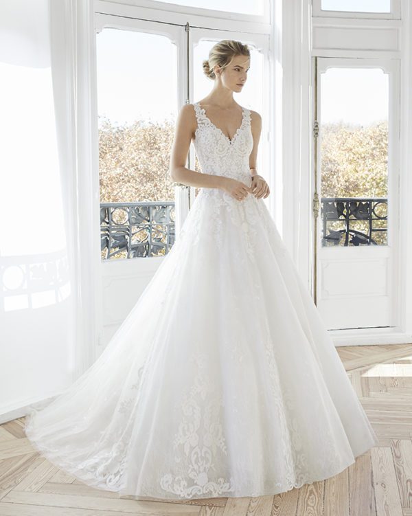 Rosa Clara Aire Erlina Wedding Dress Sample Sale - Soft A line dress with lace V neckline, natural appliqués and an elegant see-through skirt.