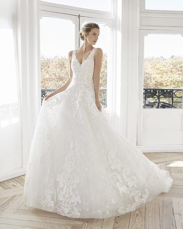 Rosa Clara Aire Erlina Wedding Dress Sample Sale - Soft A line dress with lace V neckline, natural appliqués and an elegant see-through skirt.