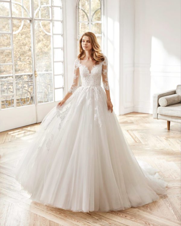 Rosa Clara Aire Nobelda Wedding Dress Sample Sale - Stunning Ballgown with illusion long sleeves, V-Neckline, floral lace details and tulle.
