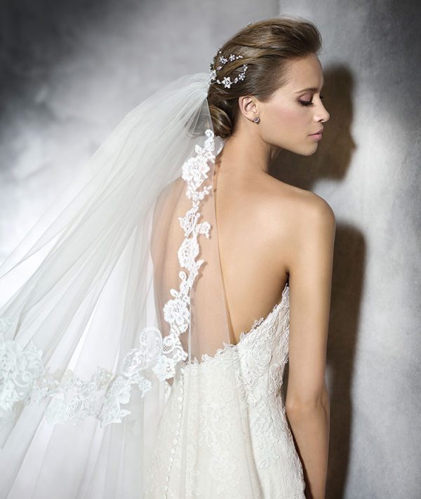 Pronovias Princia Wedding Dress - Mermaid style dress with a sweetheart neckline, fitted bodice in allover lace and guipure fabric, low back and train.