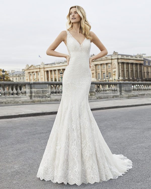 Rosa Clara Aire Elle Wedding Dress -  Fit & Flare V-neckline with Chantilly lace and open back.  