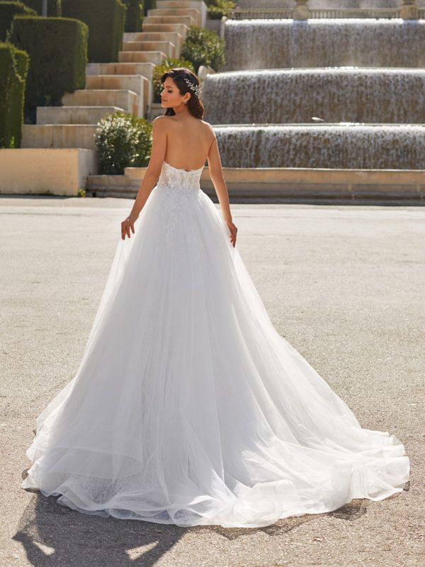 Pronovias Gracie Wedding Dress - Ballgown dress with a deep-sweetheart neckline, fitted bodice in Chantilly lace with corset-style and elegant train.