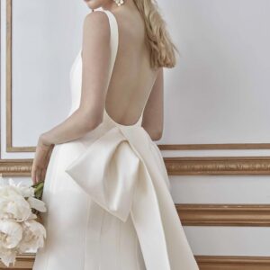 Sareh Nouri Ren Wedding Dress – Slim fit and flare style dress with square neck, modern tailoring and seam details, open back and a signature bow.