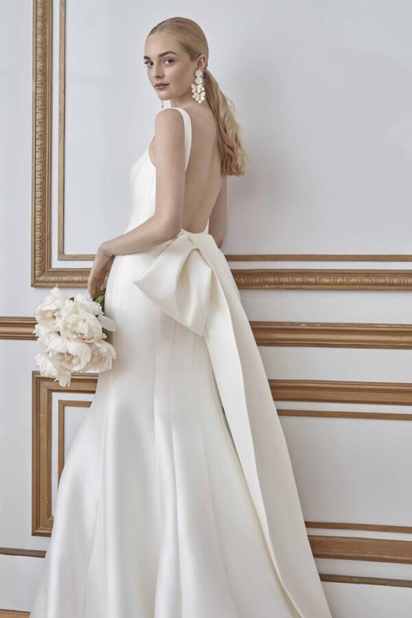 Sareh Nouri Ren Wedding Dress – Slim fit and flare style dress with square neck, modern tailoring and seam details, open back and a signature bow.