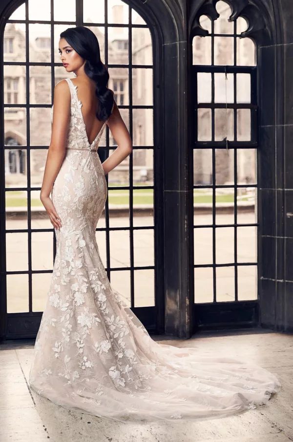 Paloma Blanca 4900 Wedding Dress Sample Sale - V - Neckline, V-Back, Fit & Flare floral lace Sleeveless.