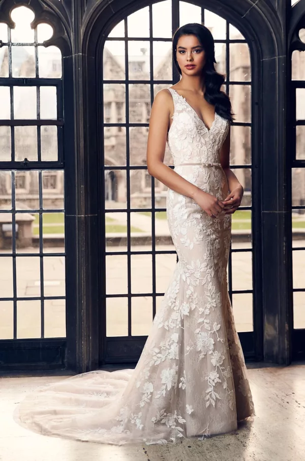 Paloma Blanca 4900 Wedding Dress Sample Sale -Neckline, V-Back, Fit & Flare floral lace Sleeveless.