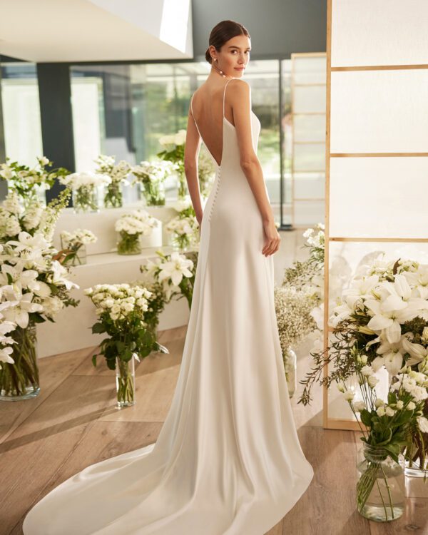 Rosa Clará Mesura Wedding Dress - Sheath-style dress. Front knot detail, V-neckline and plunging back with crossed shoulder straps and cut-out detail.