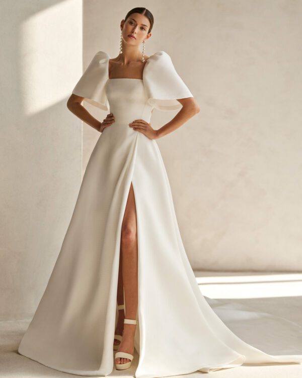 Rosa Clará Fada Wedding Dress - A-line style dress with a sweetheart neckline, open back, front slit and removable sleeves.