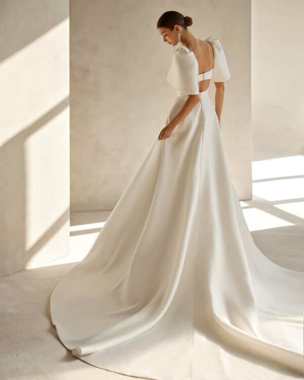 Rosa Clará Fada Wedding Dress - A-line style dress with a sweetheart neckline, open back, front slit and removable sleeves.