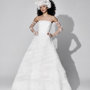 Vera Wang x Pronovias Tiana Wedding dress - Ballgown style dress with a strapless neckline, fitted bodice in organza fabric. Princess style.