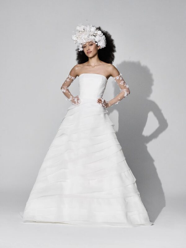 Vera Wang x Pronovias Tiana Wedding dress - Ballgown style dress with a strapless neckline, fitted bodice in organza fabric. Princess style.