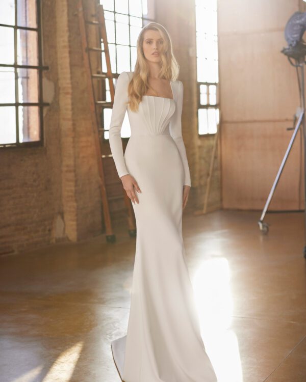 Rosa Clará Wins Wedding Dress - Mermaid dress made in bi-stretch crepe with squared neckline and buttoned back, long sleeves and decorative boning.