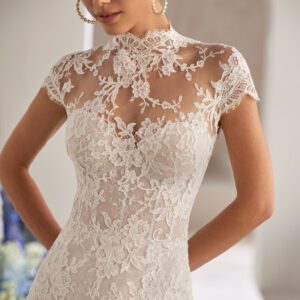 Rosa Clará Tura Wedding Dress - Mermaid cut and sexy style. Made with cording lace. With Mao neckline, open back and dropped sleeves. Corset body.