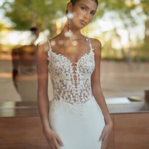 Rosa Clará Alette Wedding Dress - Fluid two-piece mermaid-style wedding dress, crafted in stretch crêpe combined with lace and beadwork. Featuring a plunging neckline, an open back, straps, a train in lace and beadwork and a georgette cape.