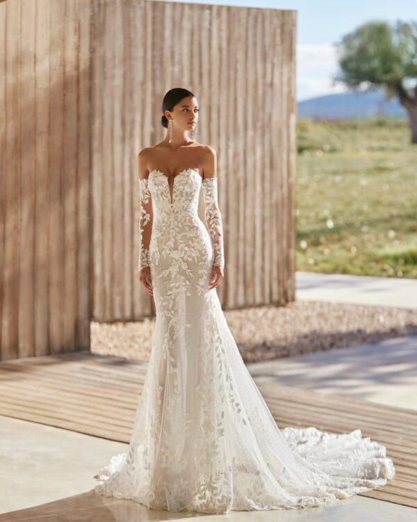 Rosa Clará Alzir Wedding Dress - Sexy mermaid wedding dress, made in lace and beadwork. With a sweetheart neckline and detachable sleeves.