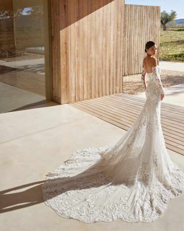 Rosa Clará Alzir Wedding Dress - Sexy mermaid wedding dress, made in lace and beadwork. With a sweetheart neckline and detachable sleeves.