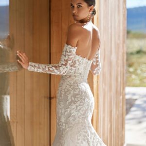 Rosa Clará Alzir Wedding Dress - Sexy mermaid wedding dress, made in lace and beadwork. With a sweetheart neckline and detachable sleeves.